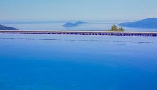 Kalkan Kördere mevkiinde konumlanan Deniz Manzaralı Kiralık Balayı Villası İklim bir yatak odalı olup iki kişi kapasitesine sahip